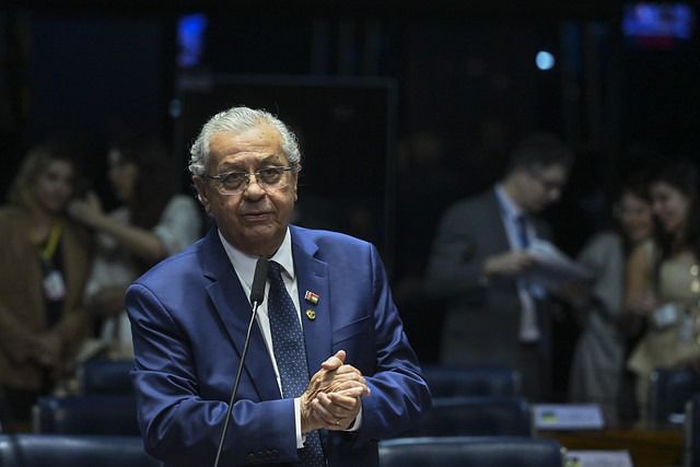 Jayme Campos pressiona Congresso por promulgação imediata da PEC 169 para valorizar professores