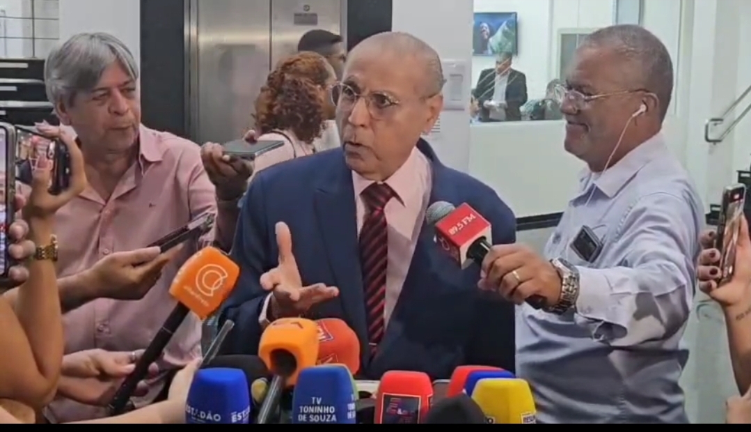 Júlio  anuncia reajuste em auxílios para servidores e rebate pressão do governo: “Ninguém pressiona Júlio Campos”