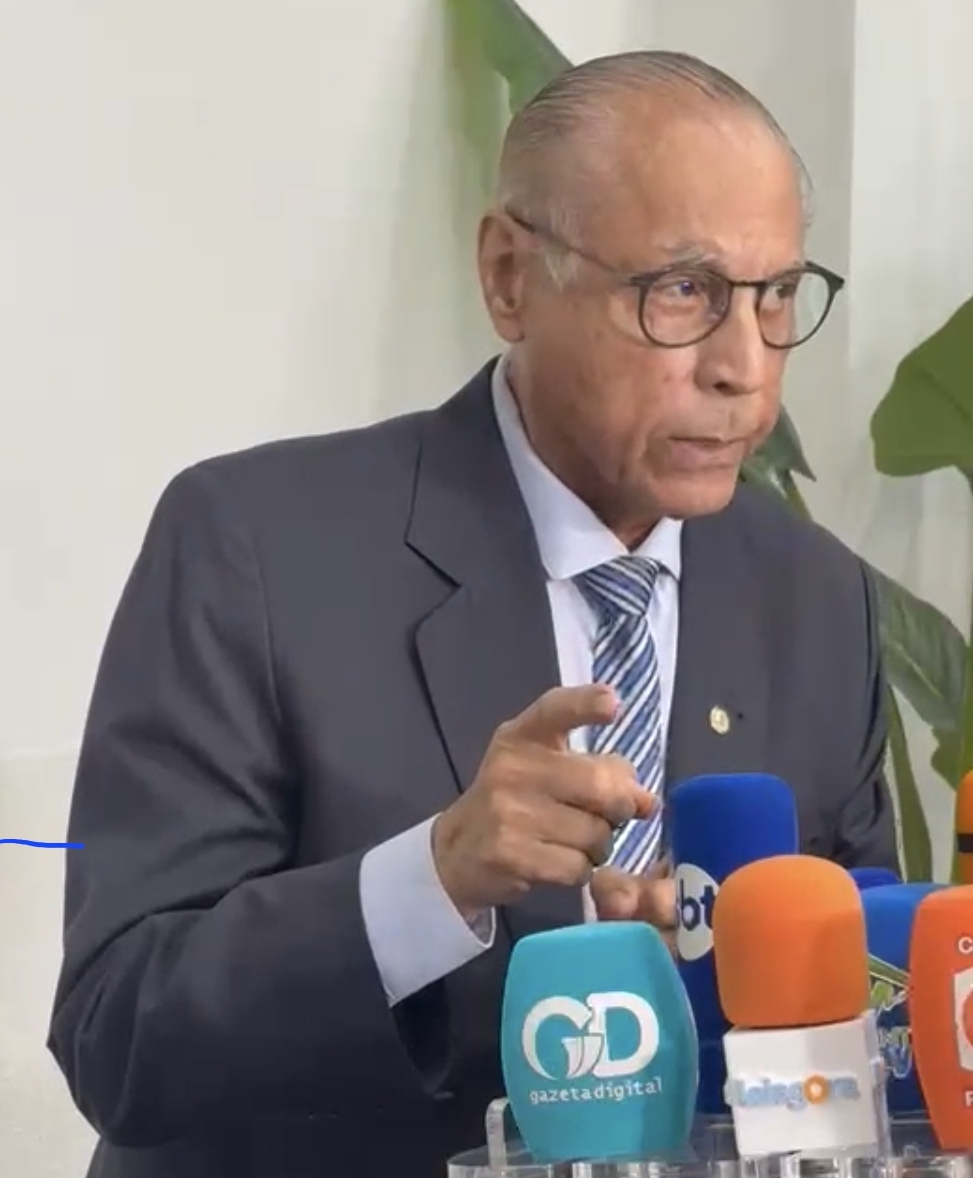 Júlio Campos diz que Bolsonaro errou ao escolher o filho e defende Tarcísio