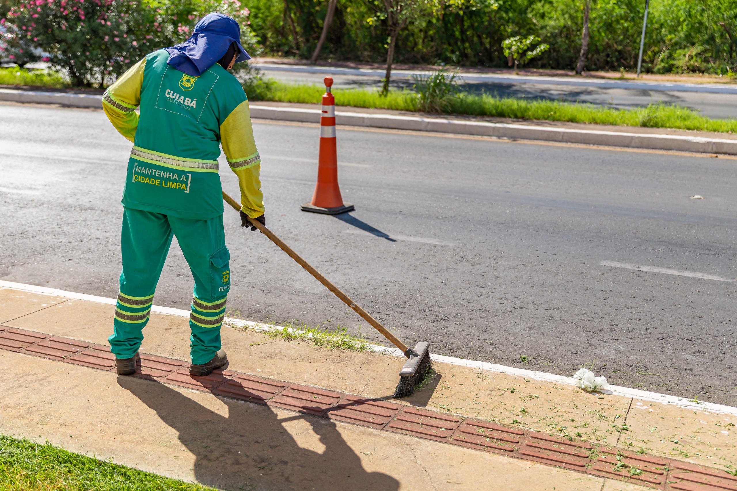 Limpurb promove operação de limpeza na Av. Fernando Corrêa da Costa