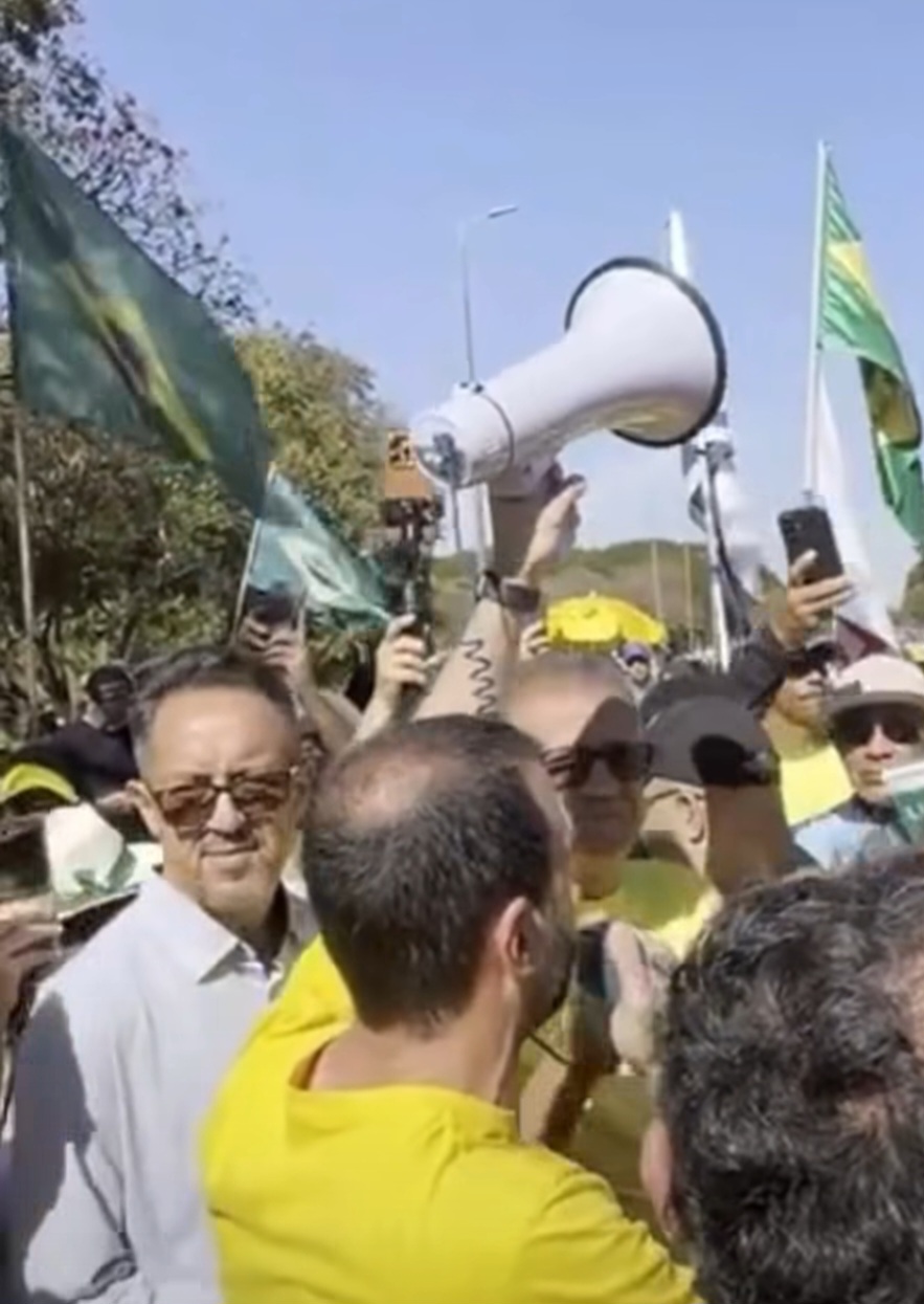 Manifestação em Brasília apoia Bolsonaro após ordem de tornozeleira do STF