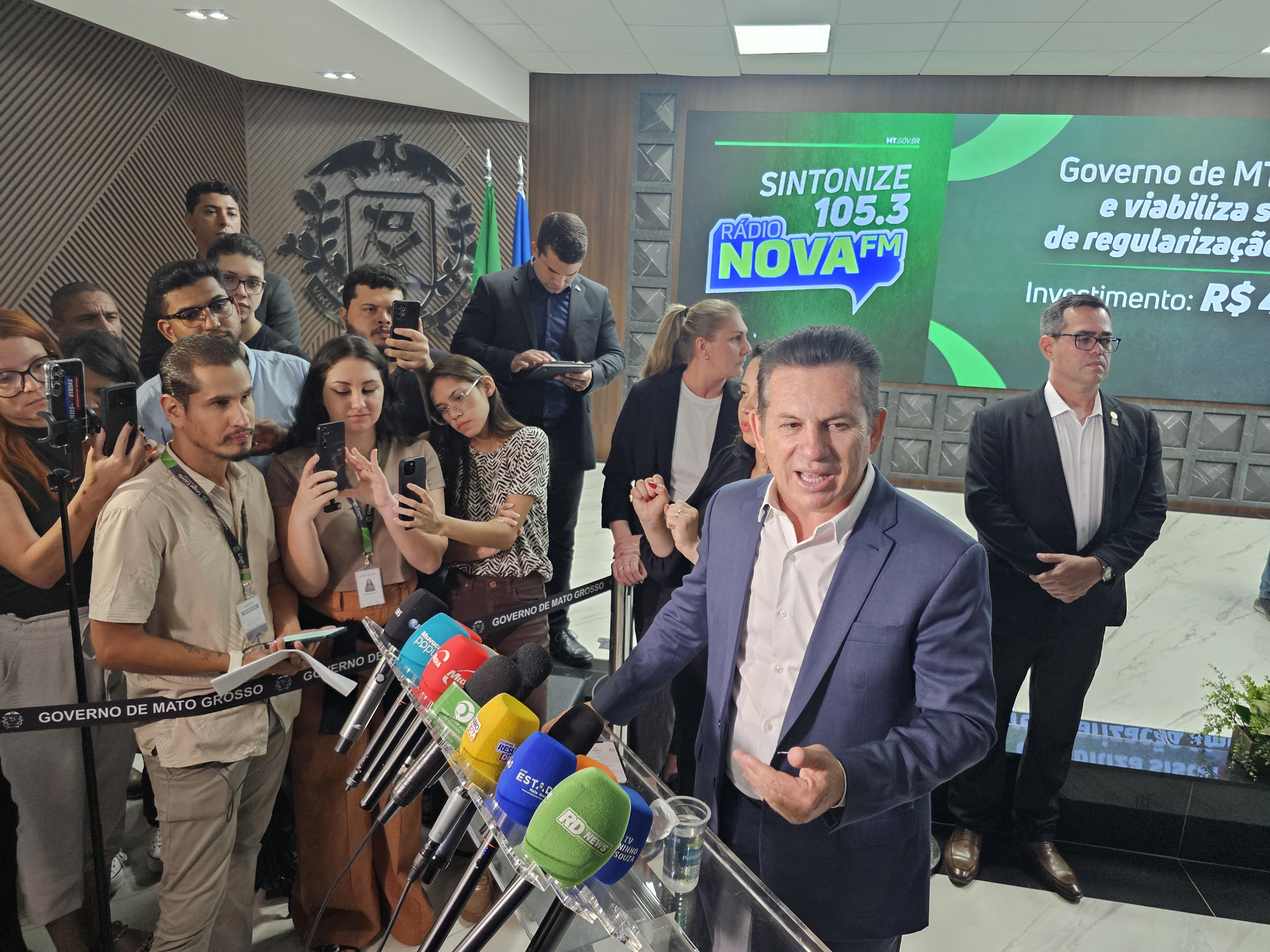 Mauro Mendes cobra unidade da direita e evita pedido de desculpas a Eduardo Bolsonaro