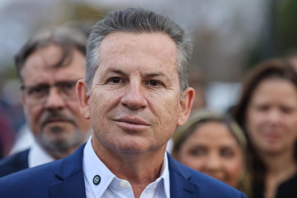 Mauro Mendes recebe comenda por avanços na alfabetização em MT
