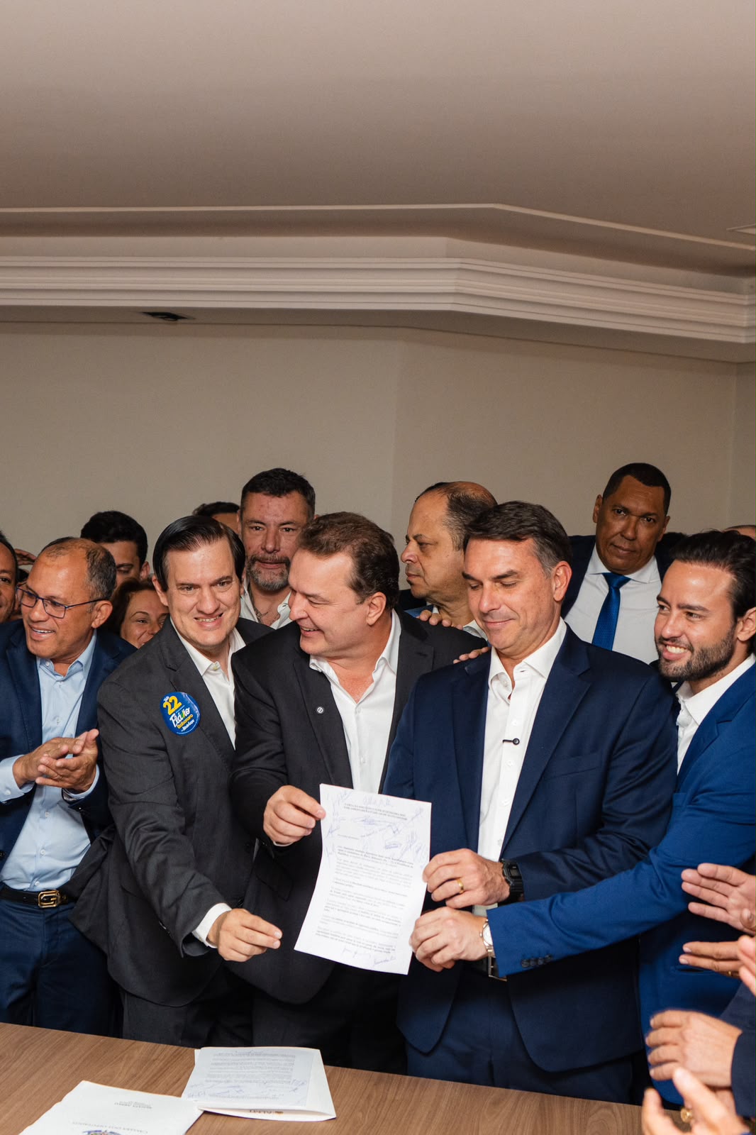 Max Russi se reúne com Flávio Bolsonaro e entrega carta com manifestação de apoio de 18 deputados