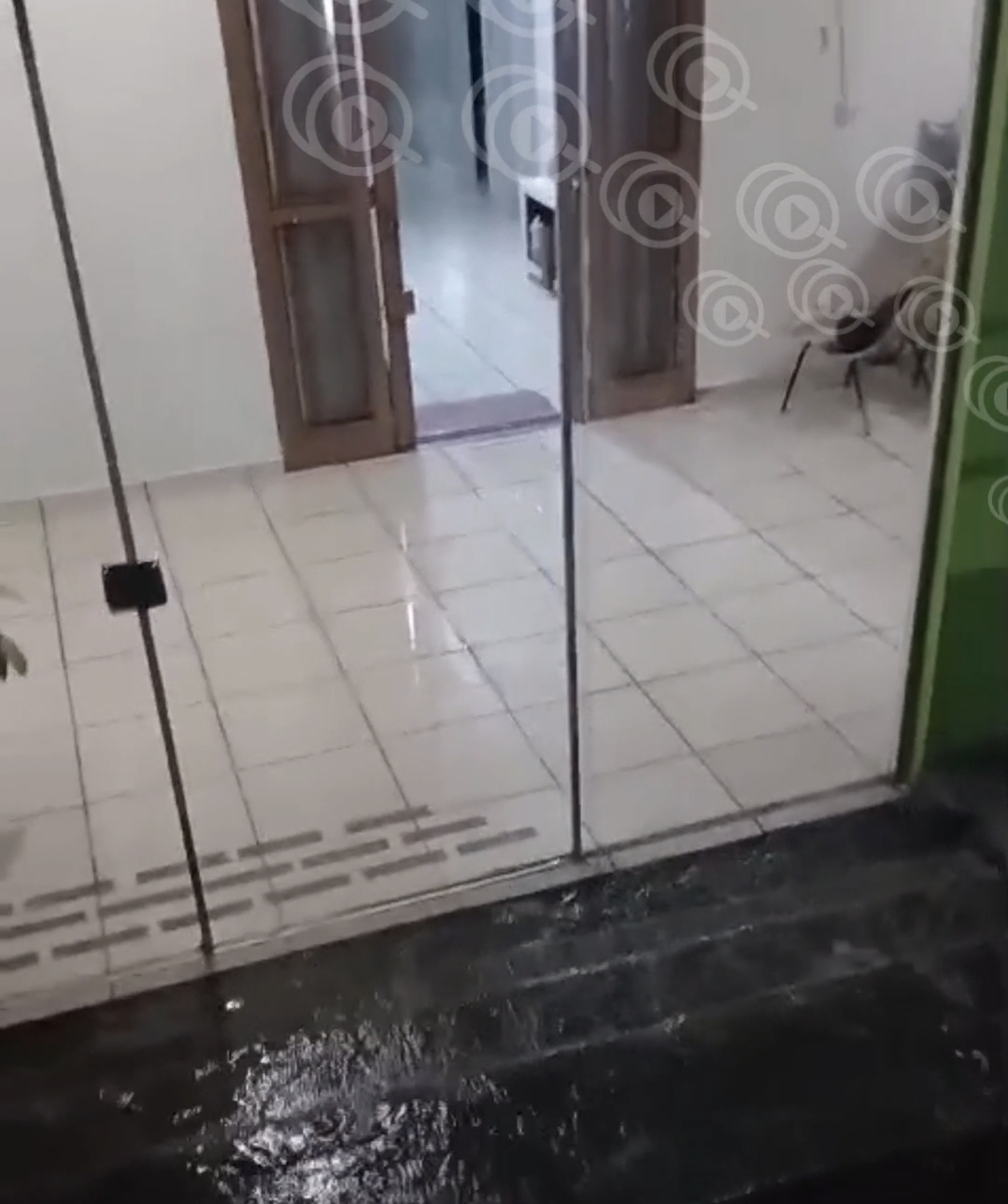 Morador pede retirada de quebra-mola após casa ser invadida por água da chuva em Cuiabá