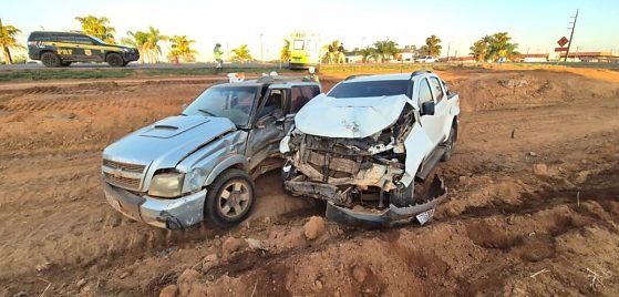Motorista fica intubado após colisão entre caminhonetes na BR-163 em Sinop