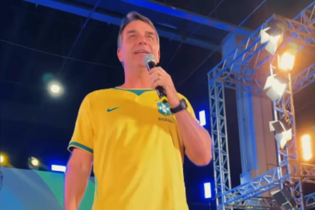 Flávio Bolsonaro planeja homenagear Michelle em convenção do PL para consolidar pacificação