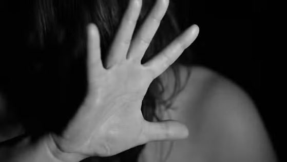 Violência contra a mulher, estupro, mão de socorro —
