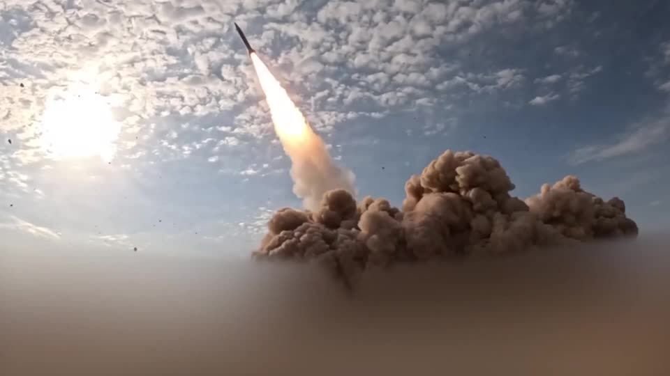 Ataque Iraniano Deixa Ferido no Kuwait; Defesa Aérea Intercepta Mísseis e Drones