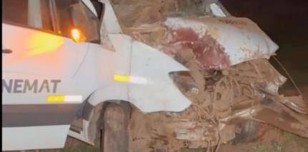 Colisão frontal entre moto e van deixa motociclista morto na MT-220 em Mato Grosso
