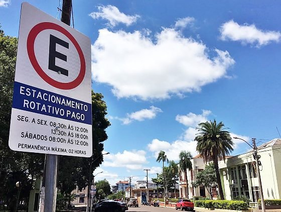 CS Mobi solicita reajuste de 14% no estacionamento rotativo de Cuiabá; prefeito se opõe