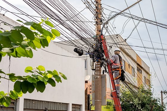 Operação Telefone Sem Fio remove meia tonelada de cabos irregulares na Avenida Dom Bosco em Cuiabá