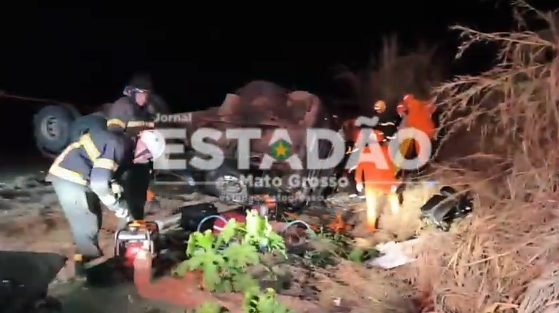 Caminhão com carga de couro tomba na BR-070 e motorista fica preso em Nossa Senhora do Livramento