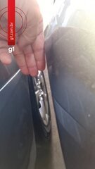 Gerente de loja mostra os três dedos de distancia onde carro estacionou após colisão