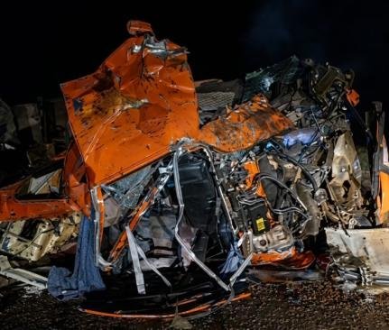 Colisão frontal entre caminhões deixa um morto na MT-320 em Carlinda
