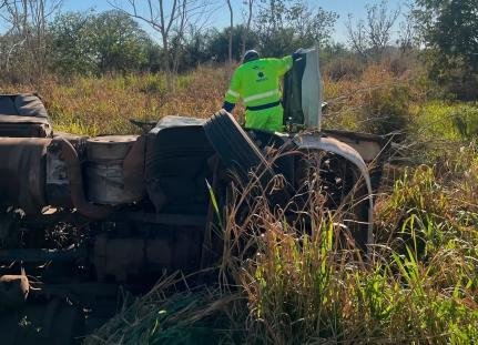 Carreteiro morre após tombar com carga de algodão na BR-364 em Mato Grosso