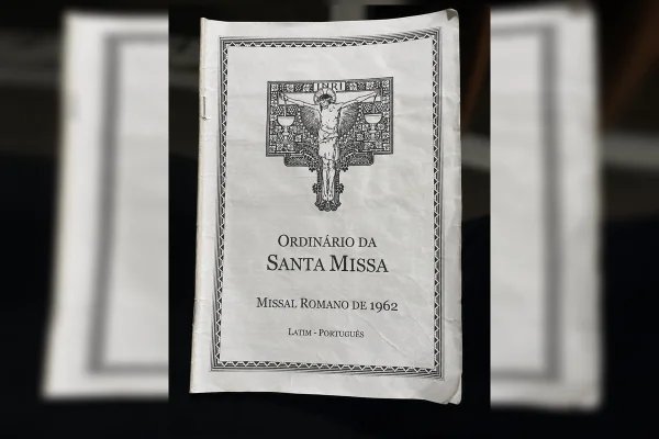 Véu, latim e padre de costas: como é a missa celebrada por religioso excomungado - destaque galeria