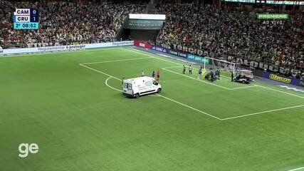 Vitão machuca a cervical e sai de ambulância em Atlético-MG x Cruzeiro