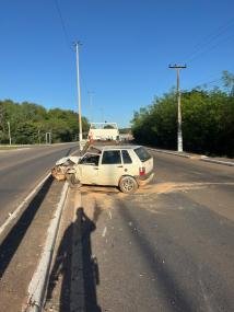 Casal escapa ileso após carro bater em poste ao desviar de carreta em Várzea Grande