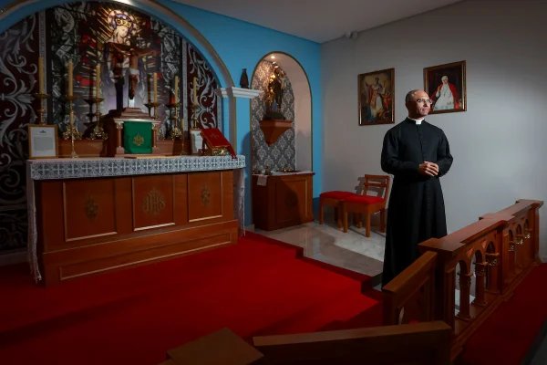 Véu, latim e padre de costas: como é a missa celebrada por religioso excomungado