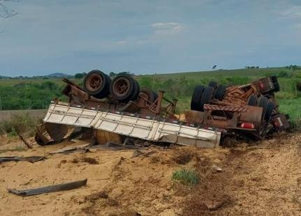 Caminhão carregado com soja tomba na MT-344 e derrama 37 toneladas em Dom Aquino