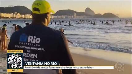 Com alerta de ventania, agentes precisam retirar dezenas de banhistas do mar em Copacabana Com alerta de ventania, agentes precisam retirar dezenas de banhistas do mar em Copacabana