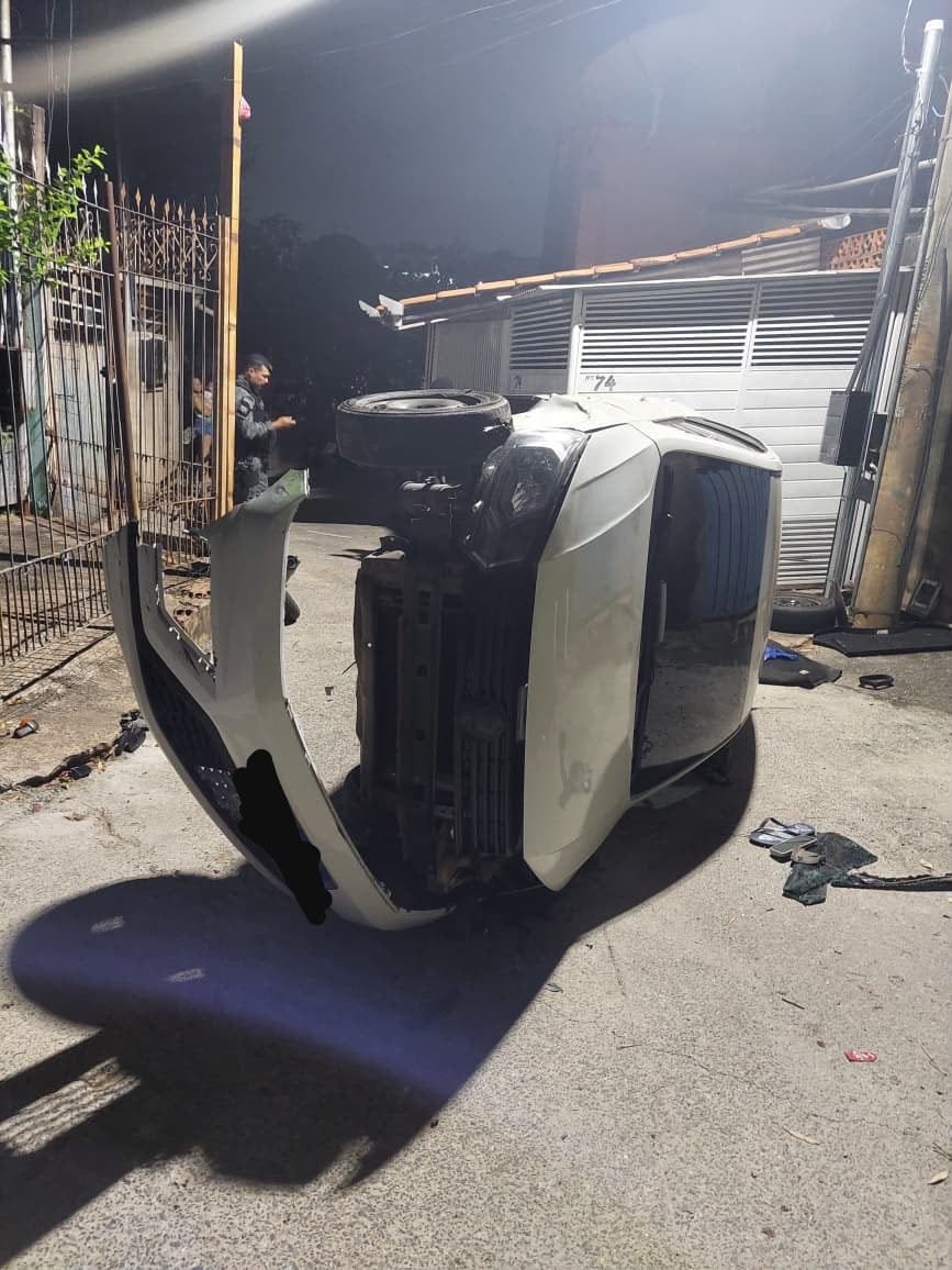 Homem é preso após fugir da Rotam, colidir com motocicleta e capotar carro em Cuiabá