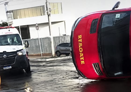 Ambulância e viatura dos Bombeiros colidem na Avenida Fernando Corrêa; veículo tomba