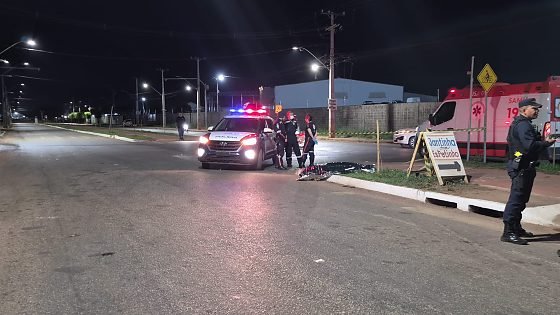 Mulher de 51 anos morre atropelada por caminhão após pular de moto em Cuiabá