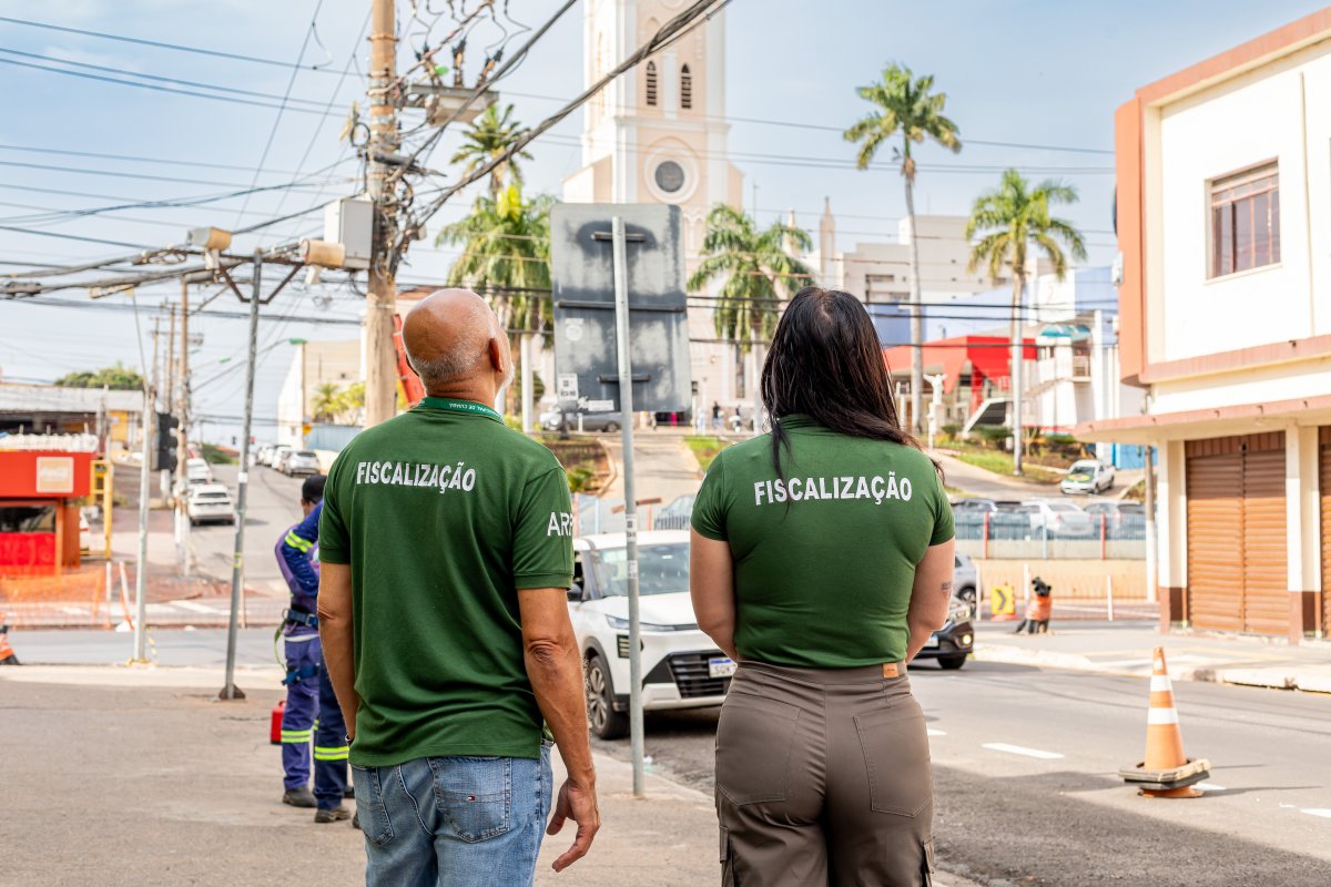 Operação Telefone Sem Fio remove meia tonelada de cabos clandestinos na Avenida Dom Bosco em Cuiabá