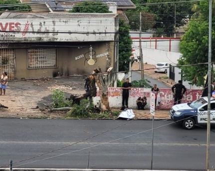 Motociclista morre após perder controle de veículo e colidir com árvore em Cuiabá