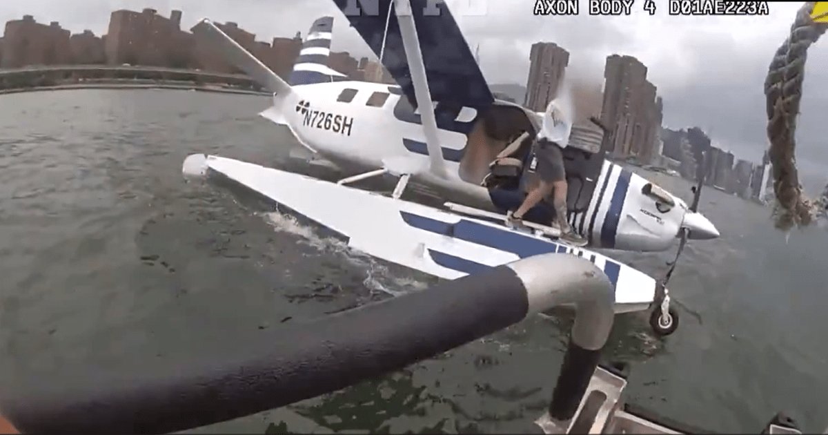 Hidroavião faz pouso forçado no East River de Nova York; polícia realiza resgate