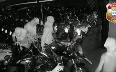 Vídeo flagra invasão de quadrilha e roubo de seis motos em loja de Sorriso