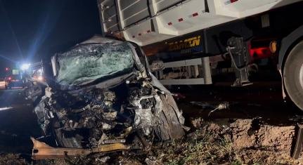 Colisão frontal entre carro e carreta causa morte na BR-070 em Várzea Grande