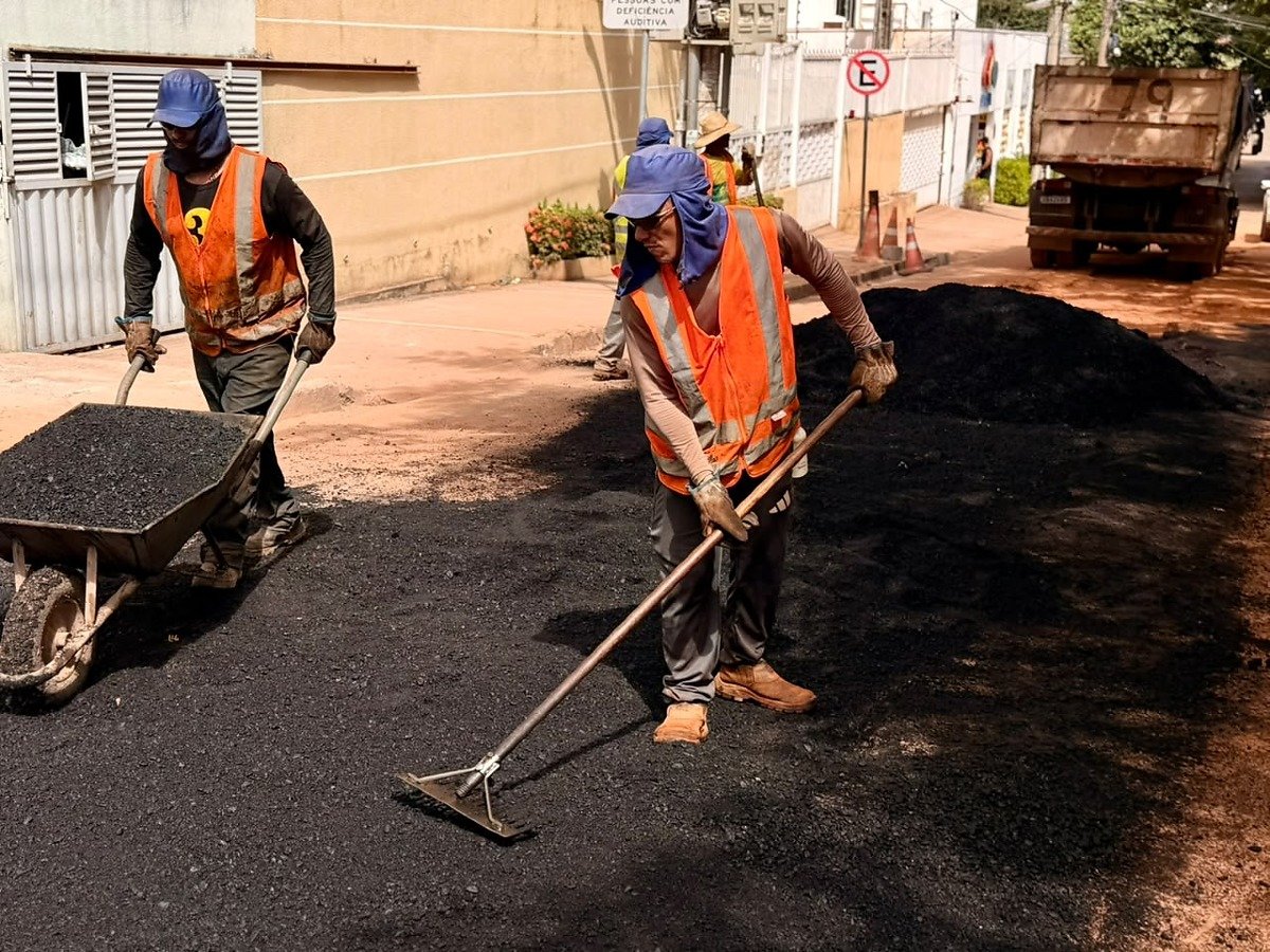 Secretaria Municipal intensifica operações de tapa buraco e drenagem em diversos bairros da cidade