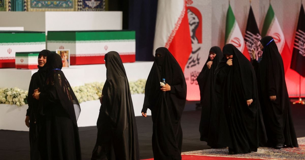 Iranianos exigem retaliação contra Trump em funeral do Aiatolá Khamenei