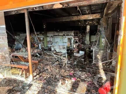 Incêndio destrói duas lojas no bairro Santa Marta em Cuiabá