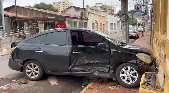 Colisão entre automóvel e caminhonete deixa três feridos em cruzamento de Cuiabá