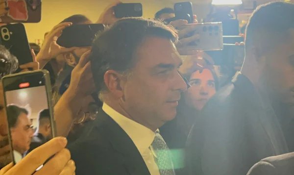 Temor de Busca e Apreensão contra Flávio Bolsonaro Durante Campanha Eleitoral