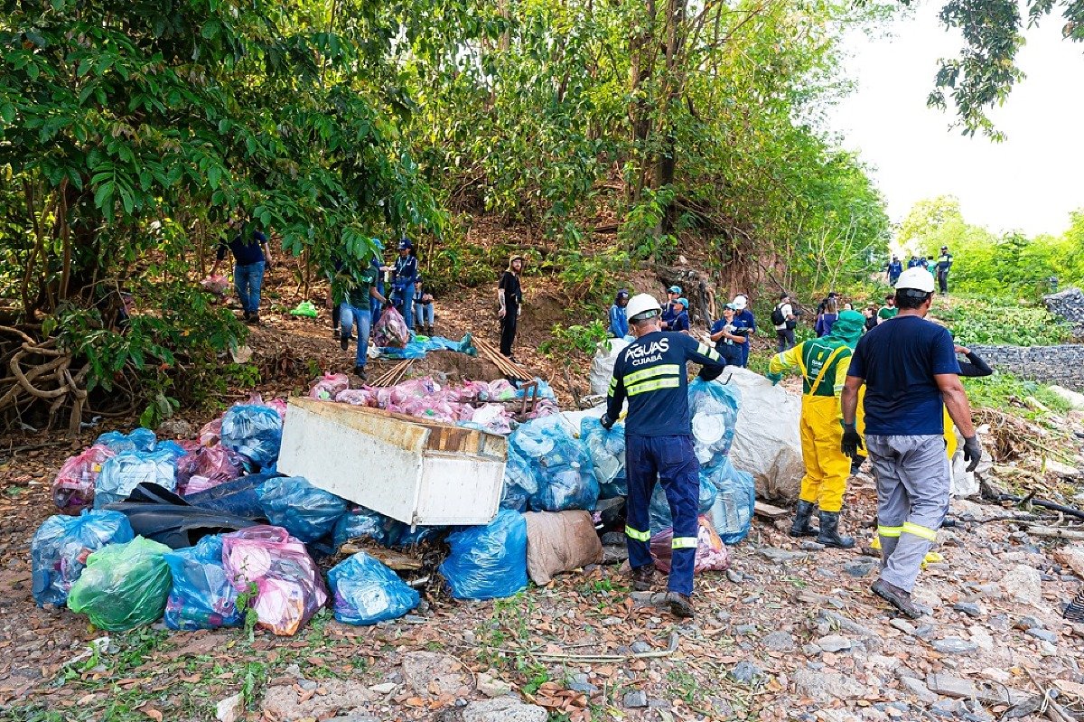 Operação de Limpeza no Córrego do Gambá Revela Gravidade da Poluição em Cuiabá