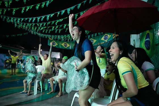 Telões em Cinco Pontos de Cuiabá Transformam Transmissão da Copa em Festa Comunitária