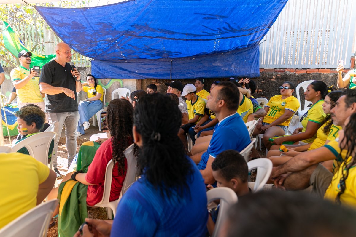 Prefeito anuncia pavimentação completa do Serra Dourada durante evento de transmissão de jogo do Brasil