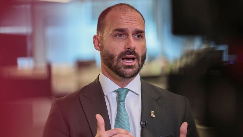 Eduardo Bolsonaro minimiza corrupção ao defender presos do 8 de janeiro