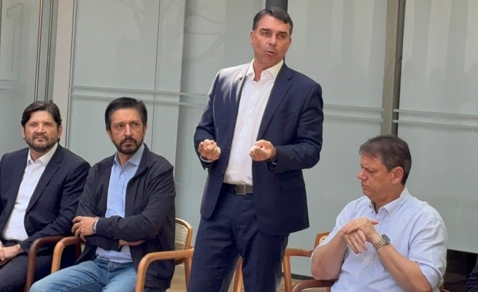Flávio Bolsonaro agradece Tereza Cristina e mantém buscas por vice até o prazo final