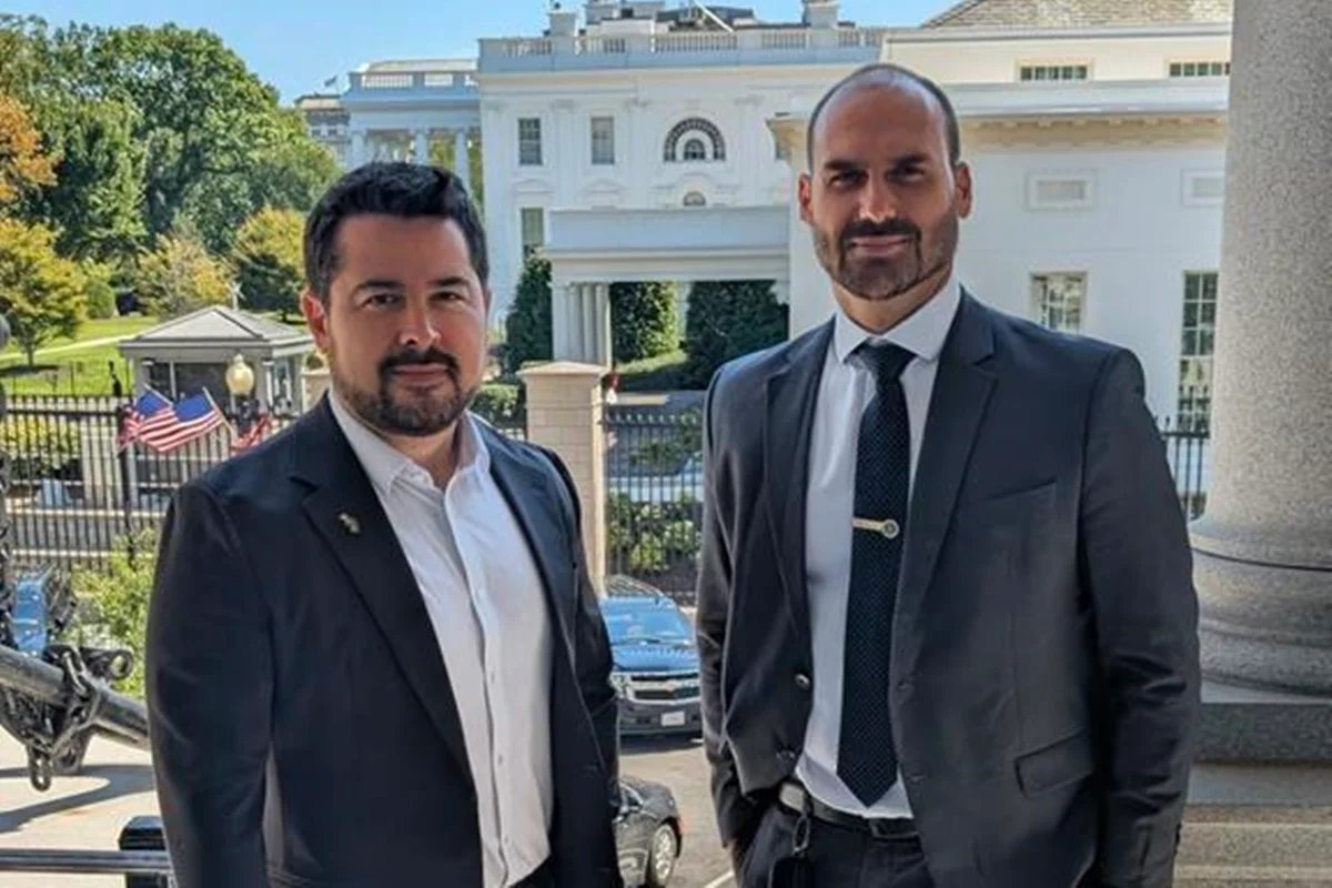 Eduardo Bolsonaro obtém green card por habilidades extraordinárias junto à administração Trump