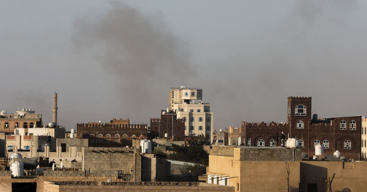 Houthis acusam Arábia Saudita de bombardear aeroporto de Sanaa e prometem represália