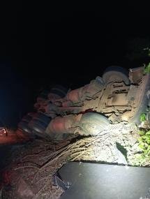 Motorista fica preso às ferragens após tombar caminhão na MT-344 em Dom Aquino