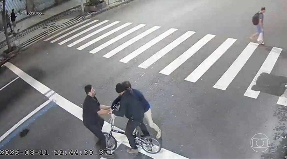 Câmeras de segurança revelam sequência de agressões que levou à morte de ciclista em Copacabana