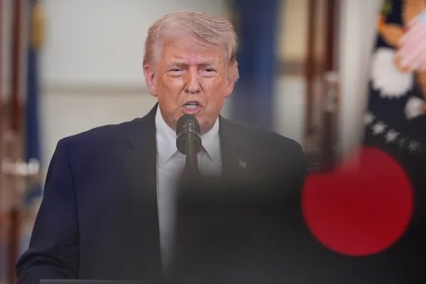 Trump anuncia acordo histórico de paz entre EUA e Irã com abertura do Estreito de Ormuz