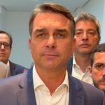 Flávio Bolsonaro sobre desistência de debate na Globo: “Não vou compactuar com censura” Flávio Bolsonaro sobre desistência de debate na Globo: “Não vou compactuar com censura”